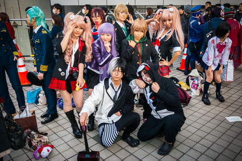 Cosplayers déguisés en personnages du jeu vidéo Danganronpa lors du Comiket à Tokyo, Japon