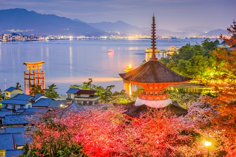 Torii flottant du sanctuaire d'Itsukushima à Miyajima, Japon - Un site emblématique classé à l'UNESCO