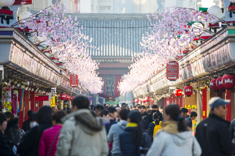 Rue Nakamise animée, temple Sensoji en arrière-plan, Tokyo