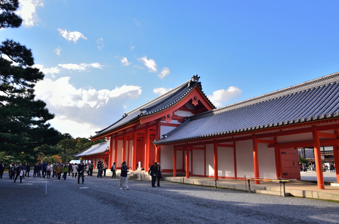 Vue du Palais Impérial de Kyoto au Japon, mettant en valeur son architecture traditionnelle et son importance historique.