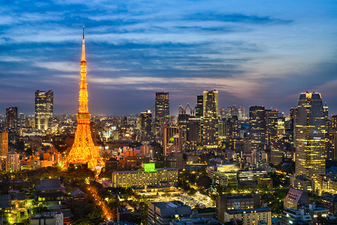 Vue nocturne du skyline de Tokyo illuminé par des néons colorés, représentant l'énergie vibrante de la ville.